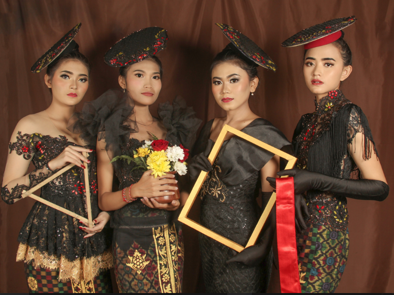 Lookbook Fashion Photography Gaun Kebaya Kain Tenun Endek Bali dengan Konsep Tri Hita Karana