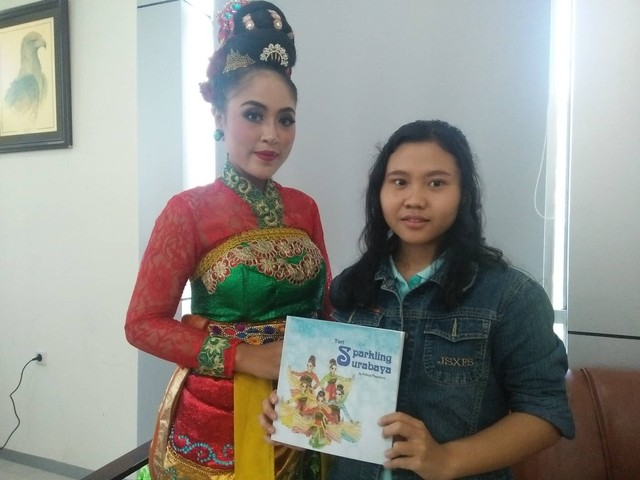 Tarik Minat Anak Muda ke Tarian Sparkling Surabaya, Mahasiswi ISTTS Desain Buku Panduan